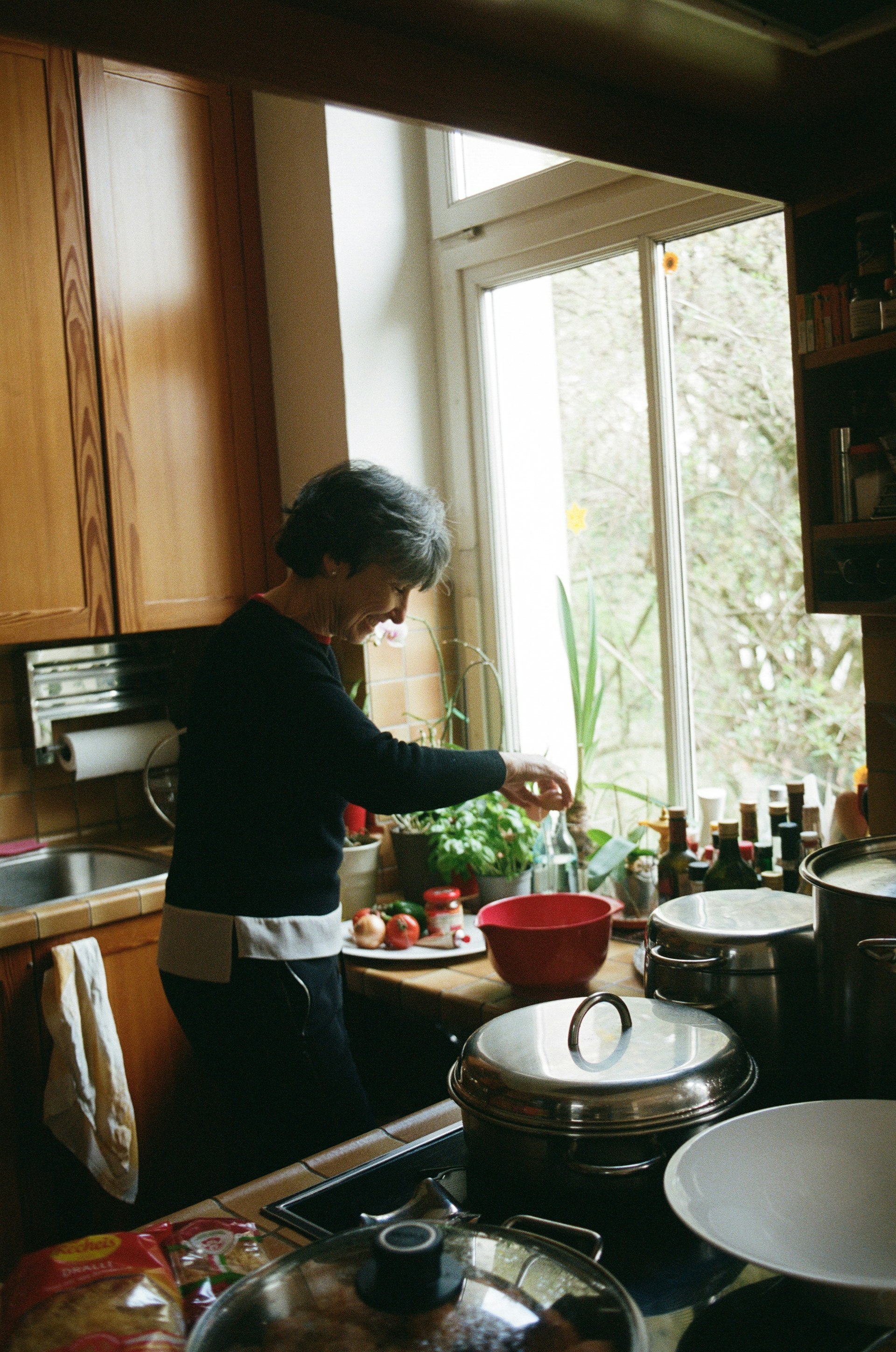 Frau kocht in einer Küche